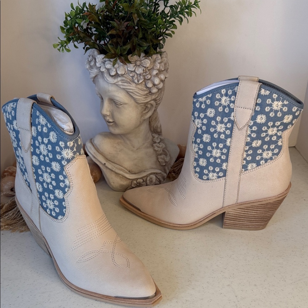 Dolce Vita Nashe women’s Ankle Boot Sz 8.5 Color: Blue Floral Nubuck - Picture 2 of 12